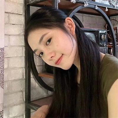 葡萄架下的女神
